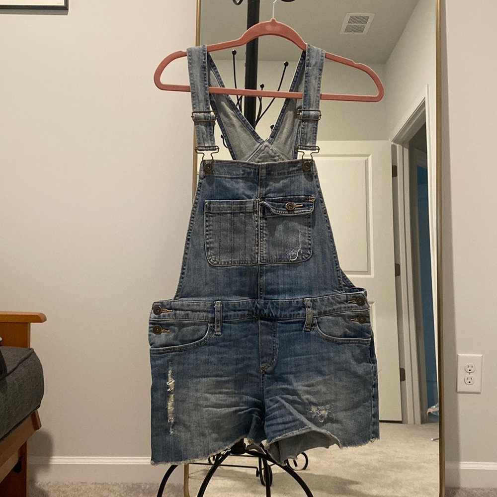 Mossimo women’s short denim overalls, size m.
